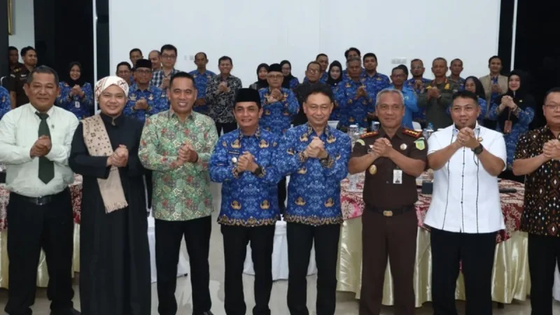 Wali Kota Pontianak Edi Rusdi Kamtono, menyampaikan apresiasi dan terima kasih kepada Kepala Kejaksaan Negeri (Kajari) Pontianak, Aluwi, atas dedikasi dan kontribusinya selama bertugas di Kota Pontianak. Edi menilai kerja sama antara Pemkot Pontianak dan kejaksaan selama ini berjalan baik dan harmonis. - foto Prokopim Pontianak