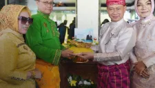 Wali Kota Pontianak, Edi Rusdi Kamtono, mengatakan, peringatan Hari Jadi ke-254 ini menjadi momentum bagi seluruh masyarakat untuk terus memperkuat semangat kebersamaan dan menjaga nilai-nilai budaya yang menjadi ciri khas Kota Khatulistiwa. foto : Wali Kota Pontianak, Edi Rusdi Kamtono dan Sultan Pontianak, Sultan Syarif Mahmud Melvin Alkadrie 