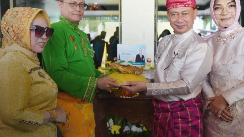 Wali Kota Pontianak, Edi Rusdi Kamtono, mengatakan, peringatan Hari Jadi ke-254 ini menjadi momentum bagi seluruh masyarakat untuk terus memperkuat semangat kebersamaan dan menjaga nilai-nilai budaya yang menjadi ciri khas Kota Khatulistiwa. foto : Wali Kota Pontianak, Edi Rusdi Kamtono dan Sultan Pontianak, Sultan Syarif Mahmud Melvin Alkadrie 