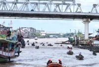 Wali Kota Pontianak, Edi Rusdi Kamtono, yang turut mengikuti susur sungai, mengatakan bahwa tradisi ini adalah pengingat akan perjalanan kota yang lahir dari pertemuan budaya dan nilai gotong royong. - Foto Prokopim Pontianak