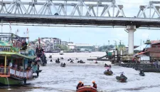 Wali Kota Pontianak, Edi Rusdi Kamtono, yang turut mengikuti susur sungai, mengatakan bahwa tradisi ini adalah pengingat akan perjalanan kota yang lahir dari pertemuan budaya dan nilai gotong royong. - Foto Prokopim Pontianak