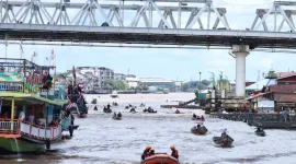Wali Kota Pontianak, Edi Rusdi Kamtono, yang turut mengikuti susur sungai, mengatakan bahwa tradisi ini adalah pengingat akan perjalanan kota yang lahir dari pertemuan budaya dan nilai gotong royong. - Foto Prokopim Pontianak