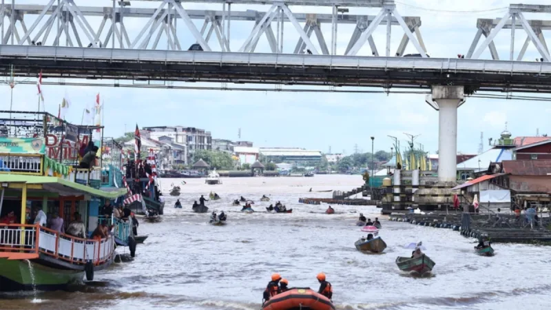 Wali Kota Pontianak, Edi Rusdi Kamtono, yang turut mengikuti susur sungai, mengatakan bahwa tradisi ini adalah pengingat akan perjalanan kota yang lahir dari pertemuan budaya dan nilai gotong royong. - Foto Prokopim Pontianak