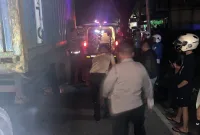 Seorang pengendara sepeda motor, Ponsianus Sani Teluma (45), warga Kota Samarinda, meninggal dunia di tempat setelah tersenggol truk trailer bernomor polisi KB 8728 SQ di kawasan Desa Ampera, Kecamatan Sungai Ambawang, Kabupaten Kubu Raya - foto TB News Polres Kubu Raya