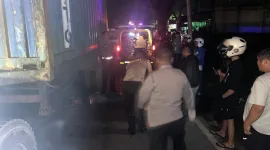 Seorang pengendara sepeda motor, Ponsianus Sani Teluma (45), warga Kota Samarinda, meninggal dunia di tempat setelah tersenggol truk trailer bernomor polisi KB 8728 SQ di kawasan Desa Ampera, Kecamatan Sungai Ambawang, Kabupaten Kubu Raya - foto TB News Polres Kubu Raya