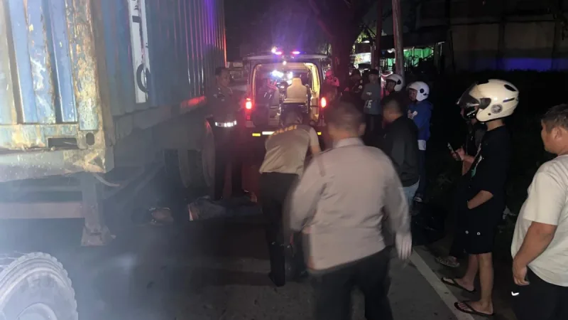 Seorang pengendara sepeda motor, Ponsianus Sani Teluma (45), warga Kota Samarinda, meninggal dunia di tempat setelah tersenggol truk trailer bernomor polisi KB 8728 SQ di kawasan Desa Ampera, Kecamatan Sungai Ambawang, Kabupaten Kubu Raya - foto TB News Polres Kubu Raya