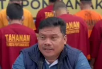 Konferensi pers berlangsung di halaman Mapolresta Pontianak, Sabtu (18/10/2025), dipimpin oleh Wakasat Reskrim Polresta Pontianak AKP Agus Haryono. - foto IG Polresta Pontianak