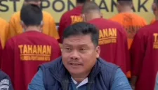 Konferensi pers berlangsung di halaman Mapolresta Pontianak, Sabtu (18/10/2025), dipimpin oleh Wakasat Reskrim Polresta Pontianak AKP Agus Haryono. - foto IG Polresta Pontianak