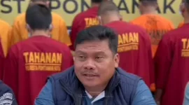 Konferensi pers berlangsung di halaman Mapolresta Pontianak, Sabtu (18/10/2025), dipimpin oleh Wakasat Reskrim Polresta Pontianak AKP Agus Haryono. - foto IG Polresta Pontianak