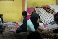 Seorang balita laki-laki berusia tiga tahun berinisial MK ditemukan dalam keadaan meninggal dunia akibat tenggelam di parit depan rumah kontrakannya di Jalan Bujang Taro RT 005 RW 001 Dusun Beringin, Rabu malam (29/10/2025) sekitar pukul 23.45 WIB.