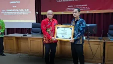 Pemerintah Kota Pontianak kembali menegaskan posisinya sebagai daerah dengan tata kelola fiskal yang kuat. Pada hasil pengukuran Indeks Pengelolaan Keuangan Daerah (IPKD) tingkat Provinsi Kalimantan Barat tahun 2023, Pontianak meraih skor tertinggi untuk kategori kota berkapasitas fiskal tinggi. Penghargaan dari Gubernur Kalbar itu diberikan dalam FGD Pengelolaan Keuangan Daerah, Kamis (30/10/2005) - foto Prokopim Pontianak