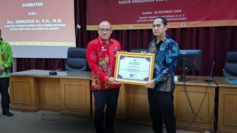 Pemerintah Kota Pontianak kembali menegaskan posisinya sebagai daerah dengan tata kelola fiskal yang kuat. Pada hasil pengukuran Indeks Pengelolaan Keuangan Daerah (IPKD) tingkat Provinsi Kalimantan Barat tahun 2023, Pontianak meraih skor tertinggi untuk kategori kota berkapasitas fiskal tinggi. Penghargaan dari Gubernur Kalbar itu diberikan dalam FGD Pengelolaan Keuangan Daerah, Kamis (30/10/2005) - foto Prokopim Pontianak