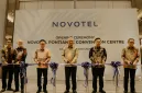 Kiri-Kanan; Rispugi Listanto, General Manager Novotel Pontianak Convention Centre, Endrian Hananto, Director of Operations, Accor Indonesia, Wali Kota Pontianak, Ir. H. Edi Rusdi Kamtono, M.M., M.T., Sekda Kalimantan Barat, dr. Harisson, M. Kes, Direktur PT Kapuas Permai, Alexander Tjhe, Gubernur Kalimantan Barat periode 2018-2023, H. Sutarmidji, S.H., M. Hum, saat prosesi gunting pita menandai pembukaan Novotel Pontianak Convention Centre (18/10/25)