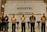 Kiri-Kanan; Rispugi Listanto, General Manager Novotel Pontianak Convention Centre, Endrian Hananto, Director of Operations, Accor Indonesia, Wali Kota Pontianak, Ir. H. Edi Rusdi Kamtono, M.M., M.T., Sekda Kalimantan Barat, dr. Harisson, M. Kes, Direktur PT Kapuas Permai, Alexander Tjhe, Gubernur Kalimantan Barat periode 2018-2023, H. Sutarmidji, S.H., M. Hum, saat prosesi gunting pita menandai pembukaan Novotel Pontianak Convention Centre (18/10/25)