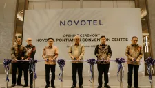 Kiri-Kanan; Rispugi Listanto, General Manager Novotel Pontianak Convention Centre, Endrian Hananto, Director of Operations, Accor Indonesia, Wali Kota Pontianak, Ir. H. Edi Rusdi Kamtono, M.M., M.T., Sekda Kalimantan Barat, dr. Harisson, M. Kes, Direktur PT Kapuas Permai, Alexander Tjhe, Gubernur Kalimantan Barat periode 2018-2023, H. Sutarmidji, S.H., M. Hum, saat prosesi gunting pita menandai pembukaan Novotel Pontianak Convention Centre (18/10/25)