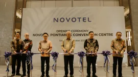 Kiri-Kanan; Rispugi Listanto, General Manager Novotel Pontianak Convention Centre, Endrian Hananto, Director of Operations, Accor Indonesia, Wali Kota Pontianak, Ir. H. Edi Rusdi Kamtono, M.M., M.T., Sekda Kalimantan Barat, dr. Harisson, M. Kes, Direktur PT Kapuas Permai, Alexander Tjhe, Gubernur Kalimantan Barat periode 2018-2023, H. Sutarmidji, S.H., M. Hum, saat prosesi gunting pita menandai pembukaan Novotel Pontianak Convention Centre (18/10/25)