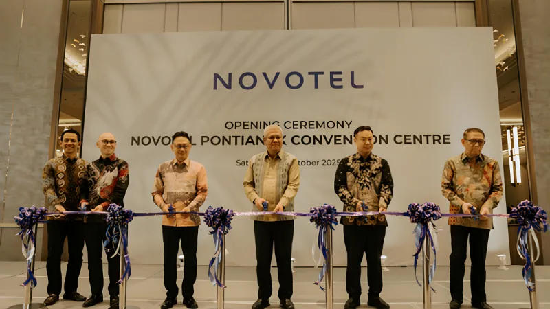 Kiri-Kanan; Rispugi Listanto, General Manager Novotel Pontianak Convention Centre, Endrian Hananto, Director of Operations, Accor Indonesia, Wali Kota Pontianak, Ir. H. Edi Rusdi Kamtono, M.M., M.T., Sekda Kalimantan Barat, dr. Harisson, M. Kes, Direktur PT Kapuas Permai, Alexander Tjhe, Gubernur Kalimantan Barat periode 2018-2023, H. Sutarmidji, S.H., M. Hum, saat prosesi gunting pita menandai pembukaan Novotel Pontianak Convention Centre (18/10/25)