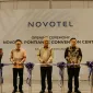 Kiri-Kanan; Rispugi Listanto, General Manager Novotel Pontianak Convention Centre, Endrian Hananto, Director of Operations, Accor Indonesia, Wali Kota Pontianak, Ir. H. Edi Rusdi Kamtono, M.M., M.T., Sekda Kalimantan Barat, dr. Harisson, M. Kes, Direktur PT Kapuas Permai, Alexander Tjhe, Gubernur Kalimantan Barat periode 2018-2023, H. Sutarmidji, S.H., M. Hum, saat prosesi gunting pita menandai pembukaan Novotel Pontianak Convention Centre (18/10/25)