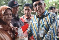 Sekretaris Daerah (Sekda) Kota Pontianak Amirullah, menyampaikan kegiatan ini merupakan hasil kolaborasi antara Pemkot Pontianak dengan DPRD Kota Pontianak, PT Bulog, dunia usaha, pelaku UMKM, dan kelompok tani. - foto Pemkot Pontianak