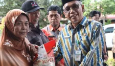 Sekretaris Daerah (Sekda) Kota Pontianak Amirullah, menyampaikan kegiatan ini merupakan hasil kolaborasi antara Pemkot Pontianak dengan DPRD Kota Pontianak, PT Bulog, dunia usaha, pelaku UMKM, dan kelompok tani. - foto Pemkot Pontianak