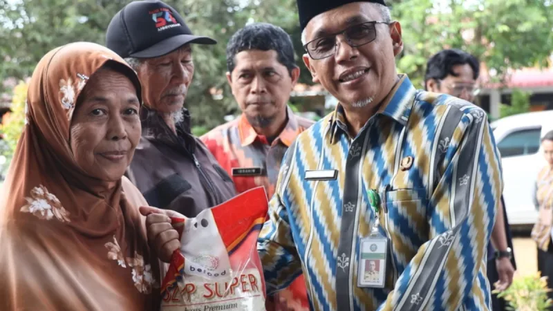 Sekretaris Daerah (Sekda) Kota Pontianak Amirullah, menyampaikan kegiatan ini merupakan hasil kolaborasi antara Pemkot Pontianak dengan DPRD Kota Pontianak, PT Bulog, dunia usaha, pelaku UMKM, dan kelompok tani. - foto Pemkot Pontianak