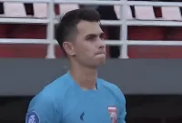 Kisah Nadeo di Timnas Indonesia adalah perjalanan penuh pasang surut. Ia pernah menjadi pahlawan saat penyelamat penalti di Piala AFF 2020, namun sempat kehilangan tempat di skuad utama setelah kedatangan kiper naturalisasi seperti Emil Audero dan Maarten Paes. - foto Nadeo courtesy Wiipedia