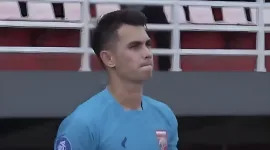 Kisah Nadeo di Timnas Indonesia adalah perjalanan penuh pasang surut. Ia pernah menjadi pahlawan saat penyelamat penalti di Piala AFF 2020, namun sempat kehilangan tempat di skuad utama setelah kedatangan kiper naturalisasi seperti Emil Audero dan Maarten Paes. - foto Nadeo courtesy Wiipedia