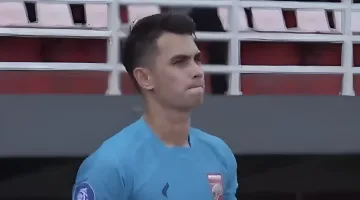 Kisah Nadeo di Timnas Indonesia adalah perjalanan penuh pasang surut. Ia pernah menjadi pahlawan saat penyelamat penalti di Piala AFF 2020, namun sempat kehilangan tempat di skuad utama setelah kedatangan kiper naturalisasi seperti Emil Audero dan Maarten Paes. - foto Nadeo courtesy Wiipedia
