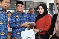 Wakil Wali Kota Pontianak Bahasan, mengajak masyarakat untuk memperbanyak konsumsi ikan sebagai upaya mencegah stunting dan meningkatkan asupan gizi keluarga. Menurutnya, ikan merupakan sumber protein penting yang mudah diperoleh dan sangat bermanfaat bagi tumbuh kembang anak.
foto Prokopim Pontianak