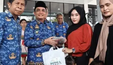 Wakil Wali Kota Pontianak Bahasan, mengajak masyarakat untuk memperbanyak konsumsi ikan sebagai upaya mencegah stunting dan meningkatkan asupan gizi keluarga. Menurutnya, ikan merupakan sumber protein penting yang mudah diperoleh dan sangat bermanfaat bagi tumbuh kembang anak.
foto Prokopim Pontianak