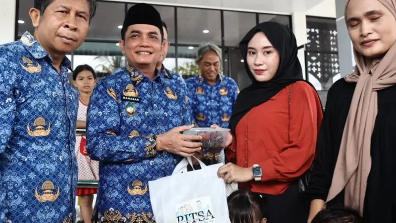 Wakil Wali Kota Pontianak Bahasan, mengajak masyarakat untuk memperbanyak konsumsi ikan sebagai upaya mencegah stunting dan meningkatkan asupan gizi keluarga. Menurutnya, ikan merupakan sumber protein penting yang mudah diperoleh dan sangat bermanfaat bagi tumbuh kembang anak.
foto Prokopim Pontianak