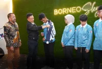 Pengurus Provinsi (Pengprov) Persatuan Menembak Indonesia (Perbakin) Kalimantan Barat (Kalbar) terus menunjukkan komitmennya dalam pembinaan atlet muda daerah. Menjelang ajang Pekan Olahraga Pelajar Nasional (POPNAS) 2025, empat atlet pelajar terbaik hasil seleksi kabupaten/kota resmi dikirim untuk mewakili Kalbar. - foto Prokopim Pemkot Pontianak