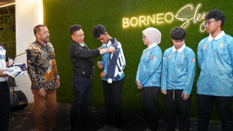 Pengurus Provinsi (Pengprov) Persatuan Menembak Indonesia (Perbakin) Kalimantan Barat (Kalbar) terus menunjukkan komitmennya dalam pembinaan atlet muda daerah. Menjelang ajang Pekan Olahraga Pelajar Nasional (POPNAS) 2025, empat atlet pelajar terbaik hasil seleksi kabupaten/kota resmi dikirim untuk mewakili Kalbar. - foto Prokopim Pemkot Pontianak