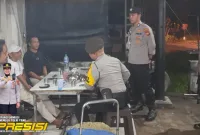 Patroli tersebut dipimpin langsung oleh Pawas Iptu Bambang P. bersama personel Polsek Pontianak Selatan. Mereka tidak hanya memantau kondisi keamanan, tetapi juga berinteraksi dengan masyarakat, petugas keamanan, dan juru parkir untuk memastikan wilayah tetap aman. - foto Polsek Pontianak Selatan