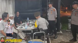Patroli tersebut dipimpin langsung oleh Pawas Iptu Bambang P. bersama personel Polsek Pontianak Selatan. Mereka tidak hanya memantau kondisi keamanan, tetapi juga berinteraksi dengan masyarakat, petugas keamanan, dan juru parkir untuk memastikan wilayah tetap aman. - foto Polsek Pontianak Selatan