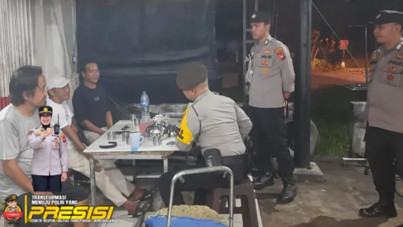 Patroli tersebut dipimpin langsung oleh Pawas Iptu Bambang P. bersama personel Polsek Pontianak Selatan. Mereka tidak hanya memantau kondisi keamanan, tetapi juga berinteraksi dengan masyarakat, petugas keamanan, dan juru parkir untuk memastikan wilayah tetap aman. - foto Polsek Pontianak Selatan
