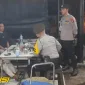 Patroli tersebut dipimpin langsung oleh Pawas Iptu Bambang P. bersama personel Polsek Pontianak Selatan. Mereka tidak hanya memantau kondisi keamanan, tetapi juga berinteraksi dengan masyarakat, petugas keamanan, dan juru parkir untuk memastikan wilayah tetap aman. - foto Polsek Pontianak Selatan