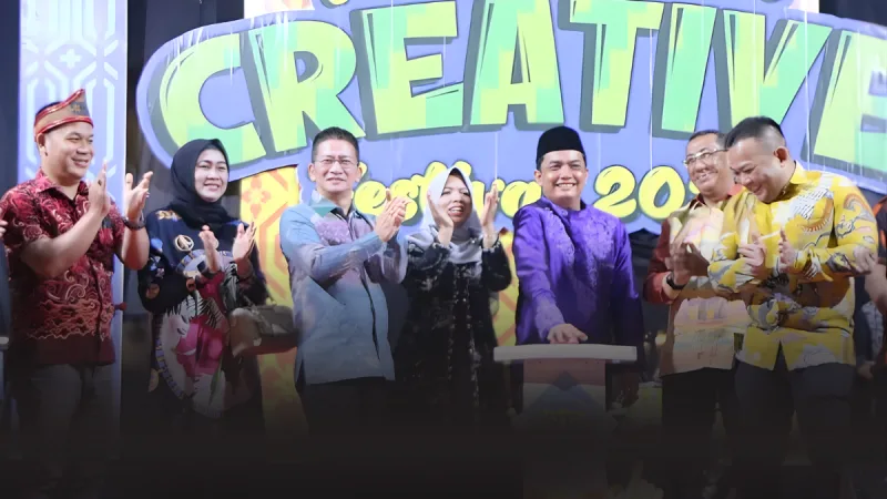 Festival ekonomi kreatif terbesar di Kota Pontianak itu langsung menyita perhatian ribuan pengunjung yang memadati area sepanjang jalan. - Foto Prokopim Pontianak