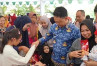 Pemerintah Kota Pontianak menggelar operasi pasar murah di enam kecamatan se-Kota Pontianak. Setelah Kecamatan Pontianak Timur, giliran Pontianak Barat yang menjadi lokasi pasar murah.  - foto Pemkot Pontianak