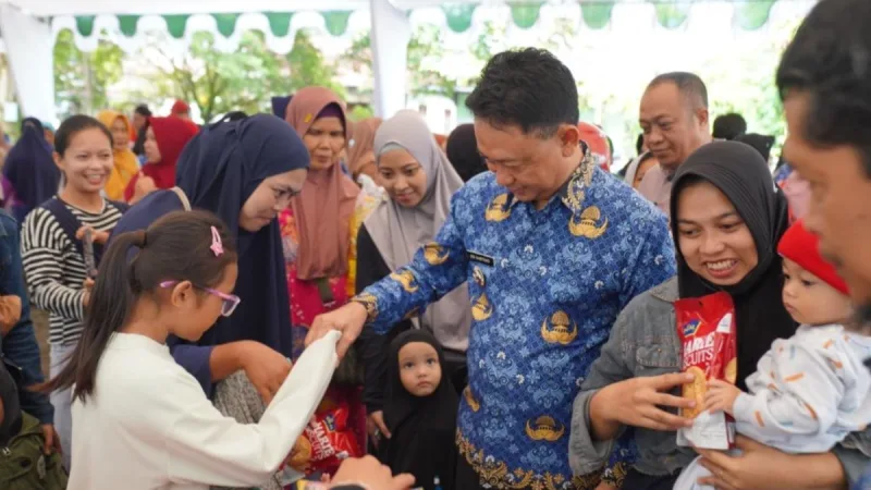 Pemerintah Kota Pontianak menggelar operasi pasar murah di enam kecamatan se-Kota Pontianak. Setelah Kecamatan Pontianak Timur, giliran Pontianak Barat yang menjadi lokasi pasar murah.  - foto Pemkot Pontianak