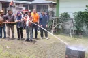 Untuk memudahkan warga mengantisipasi meluasnya kebakaran lahan, Pemerintah Kota (Pemkot) Pontianak memberikan bantuan berupa selang dan mesin penyemprot api kepada Masyarakat Peduli Api (MPA) di Kelurahan Batu Layang. Ada empat kelompok MPA yang menerima bantuan, yakni RW 20, RW 21, RW 22 dan RW 23.
foto Prokopim Pemkot Pontianak