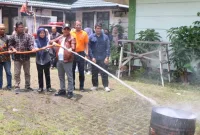 Untuk memudahkan warga mengantisipasi meluasnya kebakaran lahan, Pemerintah Kota (Pemkot) Pontianak memberikan bantuan berupa selang dan mesin penyemprot api kepada Masyarakat Peduli Api (MPA) di Kelurahan Batu Layang. Ada empat kelompok MPA yang menerima bantuan, yakni RW 20, RW 21, RW 22 dan RW 23.
foto Prokopim Pemkot Pontianak
