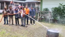 Untuk memudahkan warga mengantisipasi meluasnya kebakaran lahan, Pemerintah Kota (Pemkot) Pontianak memberikan bantuan berupa selang dan mesin penyemprot api kepada Masyarakat Peduli Api (MPA) di Kelurahan Batu Layang. Ada empat kelompok MPA yang menerima bantuan, yakni RW 20, RW 21, RW 22 dan RW 23.
foto Prokopim Pemkot Pontianak