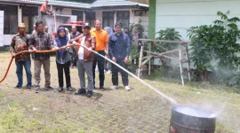 Untuk memudahkan warga mengantisipasi meluasnya kebakaran lahan, Pemerintah Kota (Pemkot) Pontianak memberikan bantuan berupa selang dan mesin penyemprot api kepada Masyarakat Peduli Api (MPA) di Kelurahan Batu Layang. Ada empat kelompok MPA yang menerima bantuan, yakni RW 20, RW 21, RW 22 dan RW 23.

foto Prokopim Pemkot Pontianak