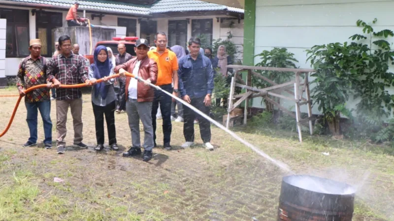 Untuk memudahkan warga mengantisipasi meluasnya kebakaran lahan, Pemerintah Kota (Pemkot) Pontianak memberikan bantuan berupa selang dan mesin penyemprot api kepada Masyarakat Peduli Api (MPA) di Kelurahan Batu Layang. Ada empat kelompok MPA yang menerima bantuan, yakni RW 20, RW 21, RW 22 dan RW 23.
foto Prokopim Pemkot Pontianak