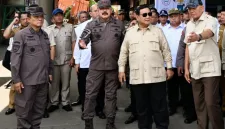 Presiden Prabowo Subianto menyaksikan Penyerahan Aset Barang Rampasan Negara (BRN) kepada PT Timah Tbk., yang digelar di Smelter PT Tinindo Internusa, Kota Pangkal Pinang, Provinsi Kepulauan Bangka Belitung, pada Senin, 6 Oktober 2025 Foto: BPMI Setpres/Cahyo
