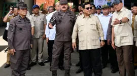 Presiden Prabowo Subianto menyaksikan Penyerahan Aset Barang Rampasan Negara (BRN) kepada PT Timah Tbk., yang digelar di Smelter PT Tinindo Internusa, Kota Pangkal Pinang, Provinsi Kepulauan Bangka Belitung, pada Senin, 6 Oktober 2025 Foto: BPMI Setpres/Cahyo
