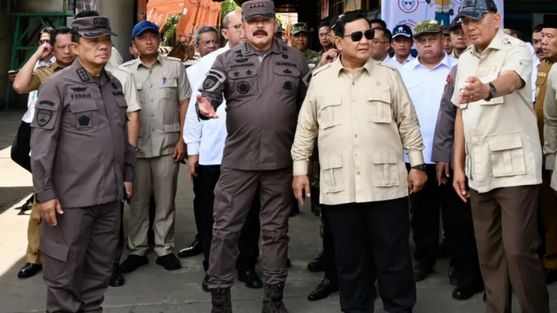 Presiden Prabowo Subianto menyaksikan Penyerahan Aset Barang Rampasan Negara (BRN) kepada PT Timah Tbk., yang digelar di Smelter PT Tinindo Internusa, Kota Pangkal Pinang, Provinsi Kepulauan Bangka Belitung, pada Senin, 6 Oktober 2025 Foto: BPMI Setpres/Cahyo
