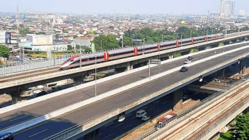 Proyek Kereta Cepat Jakarta–Bandung (Whoosh) merupakan proyek strategis nasional yang diresmikan sebagai simbol kemajuan transportasi Indonesia. - foto Dok