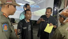 Satpol PP tegakkan Perda, kafe bising di Pontianak kena teguran dalam patroli penertiban yang digelar Rabu (1/10/2025) malam. Patroli berlangsung pukul 20.30 hingga 22.00 WIB, menyasar sejumlah kafe dan warung kopi yang dianggap berpotensi mengganggu ketenteraman warga. - foto Pemkot Pontianak